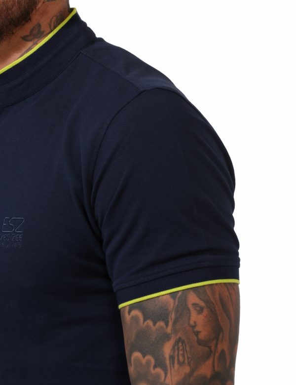 T-shirt Yes Zee Blu - T-shirt simil polo in total blu navy con profilo maniche e girocollo in giallo fluo. La vestibilità è