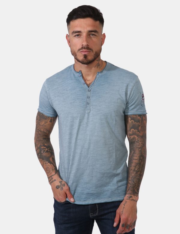 T-shirt Yes Zee Azzurro - T-shirt in total azzurro slavato con stampa logo brand sulla manica. Il capo gode di scollo a V co