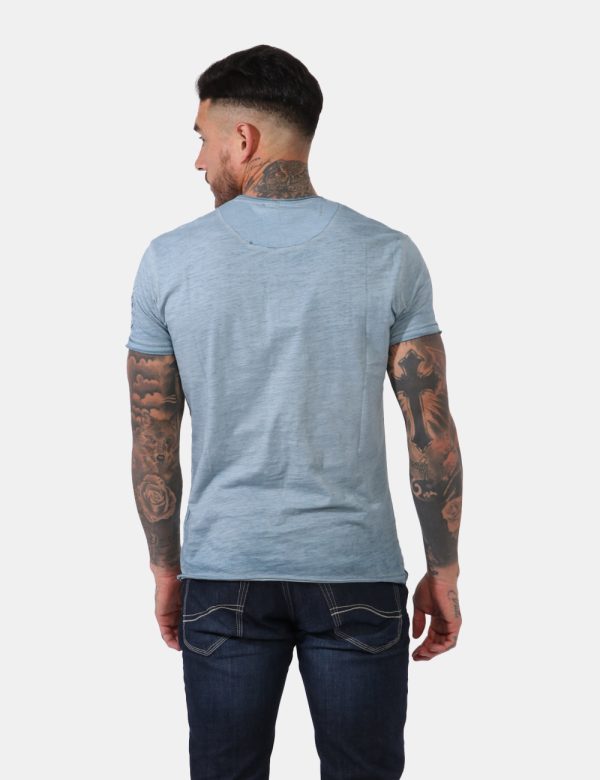 T-shirt Yes Zee Azzurro - T-shirt in total azzurro slavato con stampa logo brand sulla manica. Il capo gode di scollo a V co