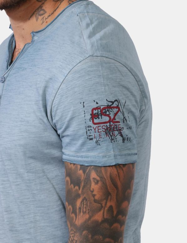 T-shirt Yes Zee Azzurro - T-shirt in total azzurro slavato con stampa logo brand sulla manica. Il capo gode di scollo a V co