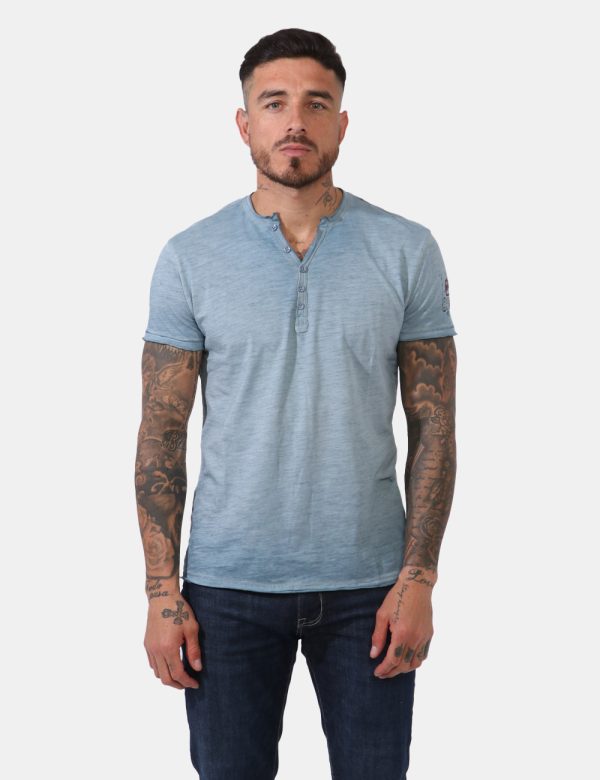 T-shirt Yes Zee Azzurro - T-shirt in total azzurro slavato con stampa logo brand sulla manica. Il capo gode di scollo a V co