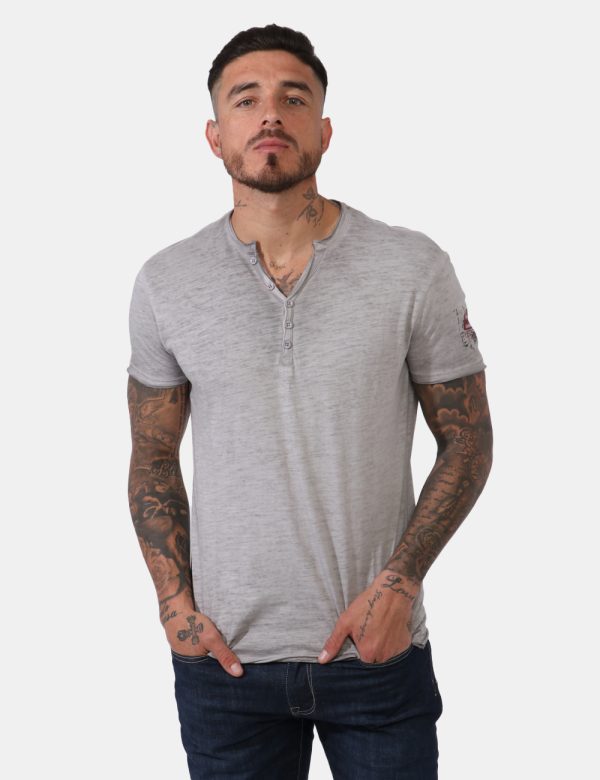 T-shirt Yes Zee Grigio - T-shirt in total grigio slavato con stampa logo brand sulla manica. Il capo gode di scollo a V corr