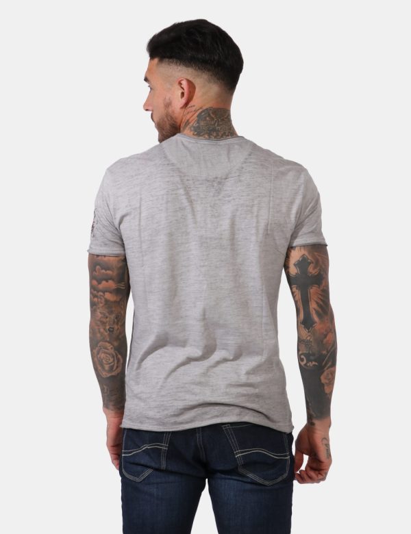 T-shirt Yes Zee Grigio - T-shirt in total grigio slavato con stampa logo brand sulla manica. Il capo gode di scollo a V corr