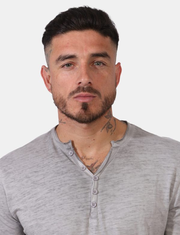 T-shirt Yes Zee Grigio - T-shirt in total grigio slavato con stampa logo brand sulla manica. Il capo gode di scollo a V corr
