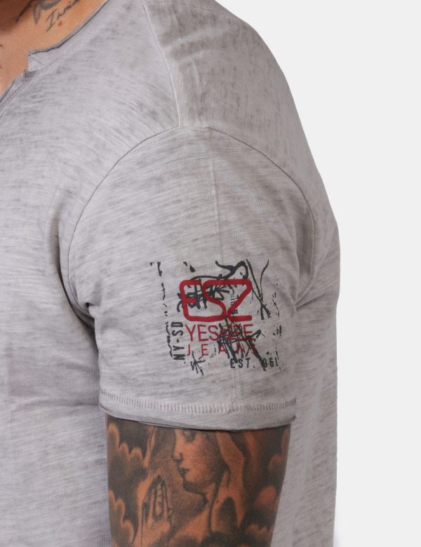 T-shirt Yes Zee Grigio - T-shirt in total grigio slavato con stampa logo brand sulla manica. Il capo gode di scollo a V corr
