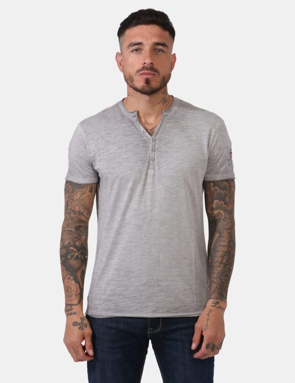 T-shirt Yes Zee Grigio - T-shirt in total grigio slavato con stampa logo brand sulla manica. Il capo gode di scollo a V corr
