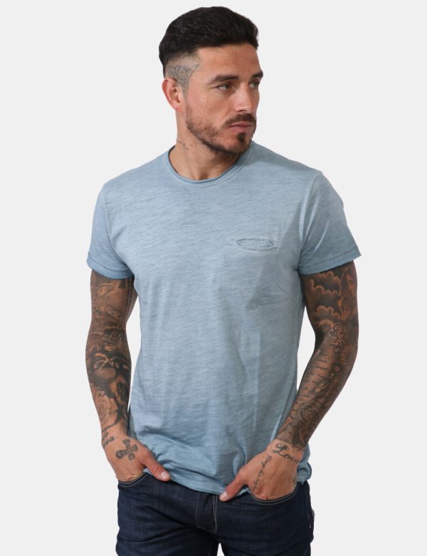 T-shirt Yes Zee Azzurro - T-shirt in total azzurro slavato con piccolo taschino a taglio. La vestibilità è morbida e regolar