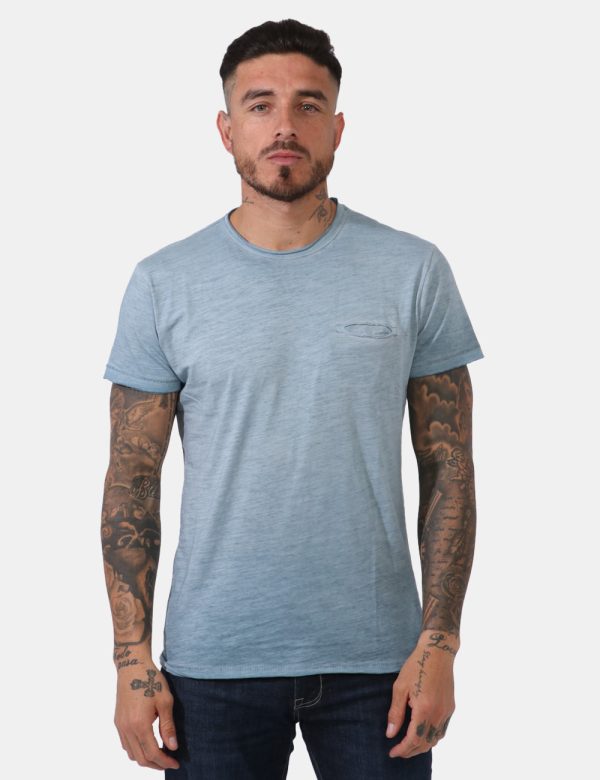 T-shirt Yes Zee Azzurro - T-shirt in total azzurro slavato con piccolo taschino a taglio. La vestibilità è morbida e regolar