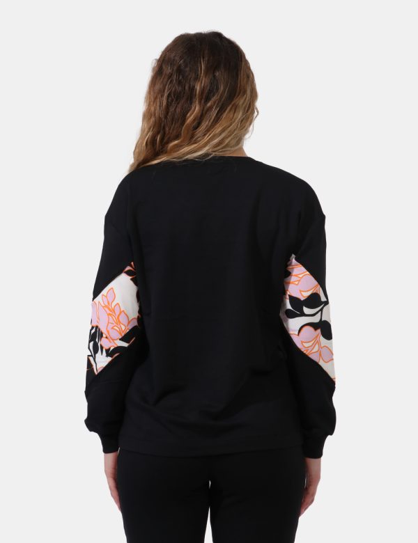 Felpa Liu-Jo Nero - Felpa con girocollo classico su base nera con banda floreale in tinta tendente al rosa. La vestibilità è