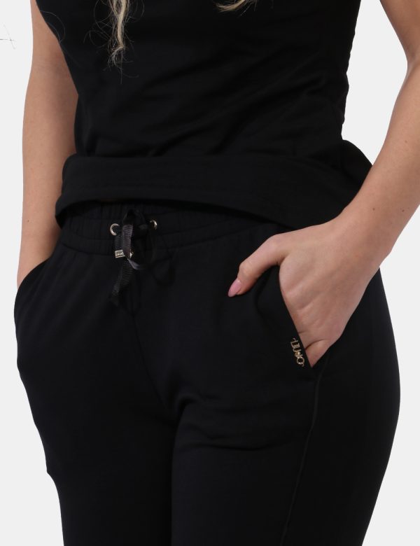 Pantaloni Liu-Jo Nero - Pantaloni tuta in total nero con tasche a taglio trasversale. La vestibilità è morbida e regolabile
