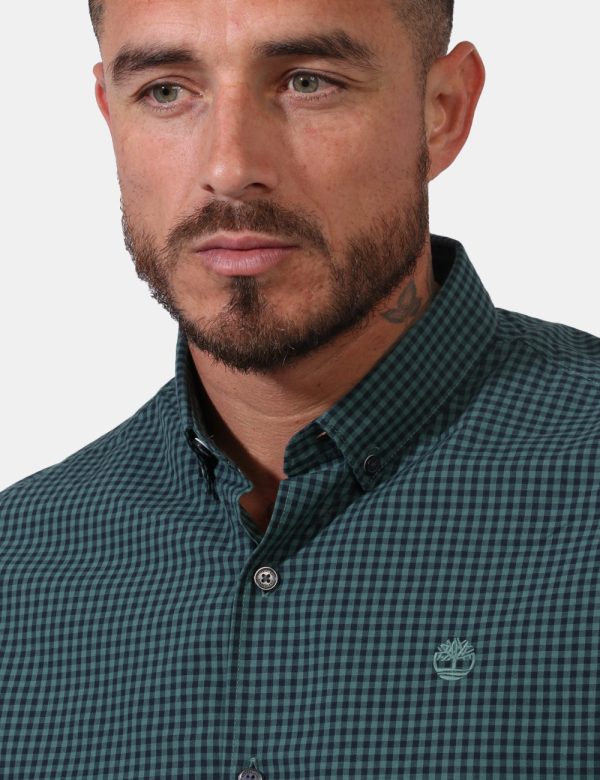 Camicia Timberland Verde - Camicia classica in fantasia quadrettata nera e verde. Presente logo brand ricamato ad altezza cu