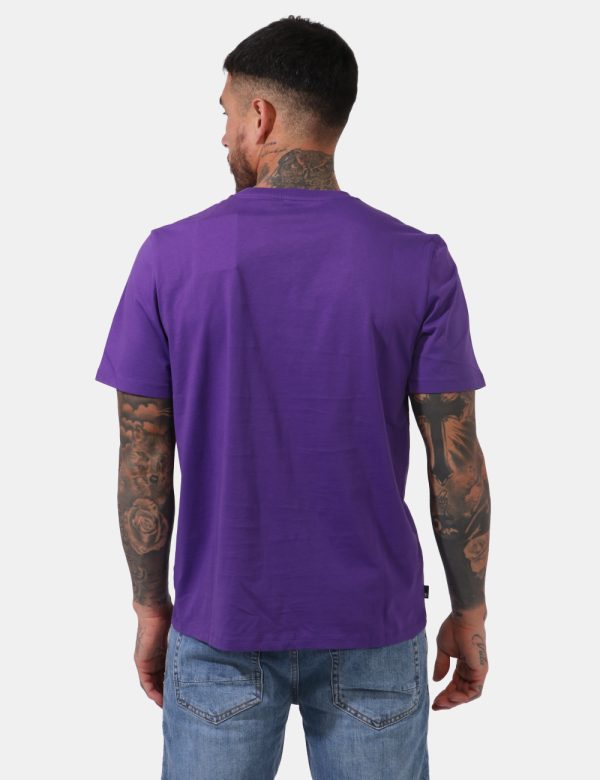 T-shirt Timberland Viola - T-shirt su sfondo viola con stampa logo brand in tinta coordinata. La vestibilità è morbida e reg
