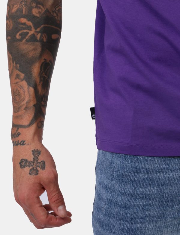 T-shirt Timberland Viola - T-shirt su sfondo viola con stampa logo brand in tinta coordinata. La vestibilità è morbida e reg