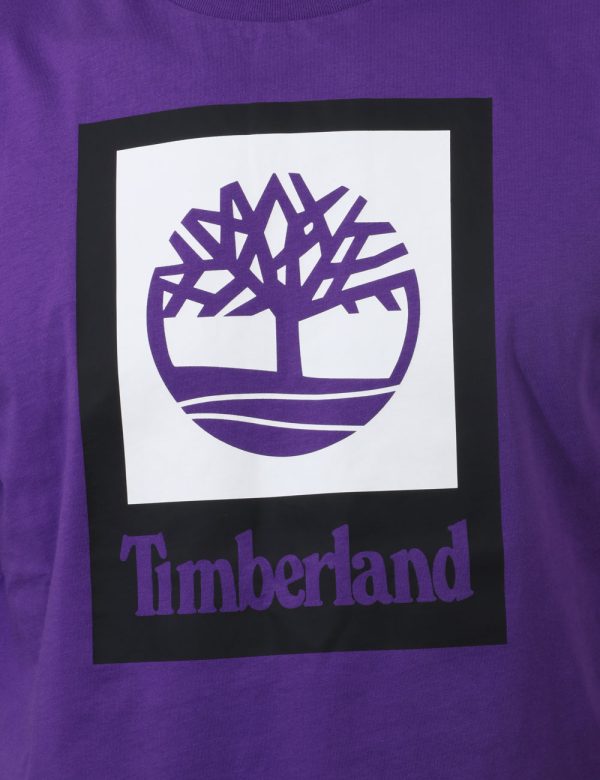 T-shirt Timberland Viola - T-shirt su sfondo viola con stampa logo brand in tinta coordinata. La vestibilità è morbida e reg