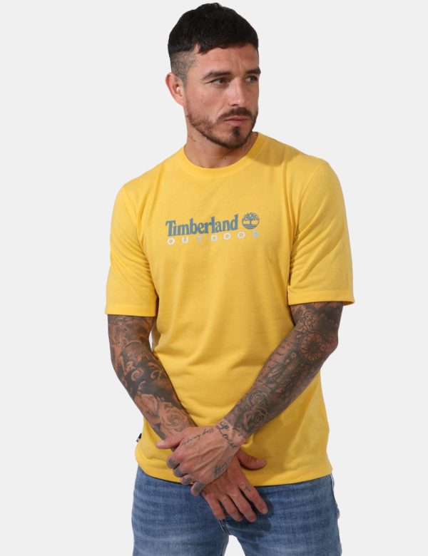 T-shirt Timberland Giallo - T-shirt su sfondo giallo intenso con stampa logo brand in tinta coordinata. La vestibilità è mor