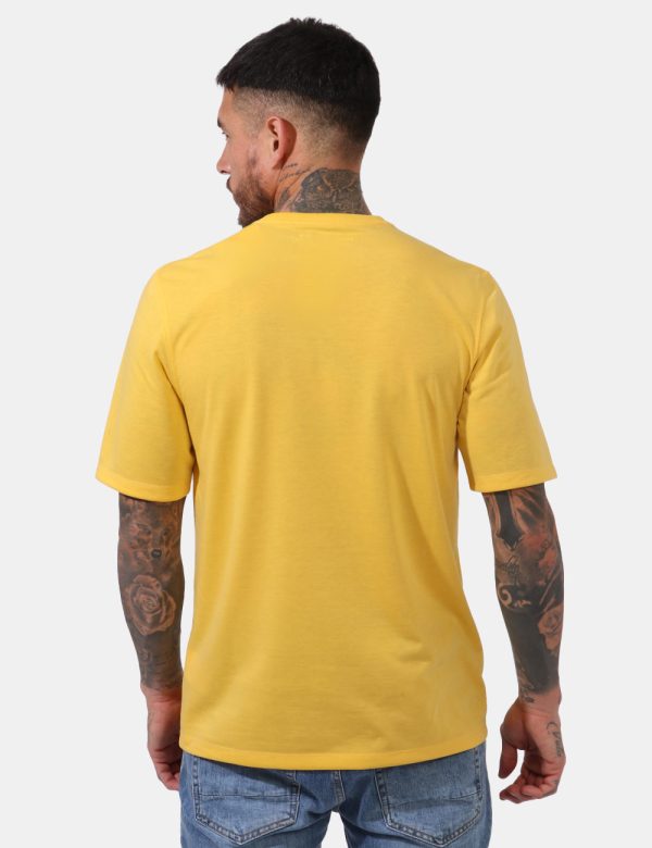 T-shirt Timberland Giallo - T-shirt su sfondo giallo intenso con stampa logo brand in tinta coordinata. La vestibilità è mor