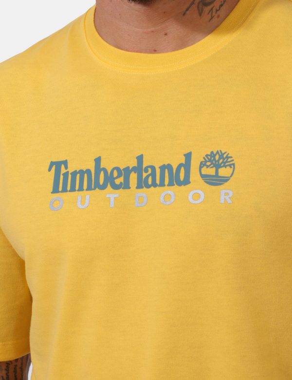 T-shirt Timberland Giallo - T-shirt su sfondo giallo intenso con stampa logo brand in tinta coordinata. La vestibilità è mor