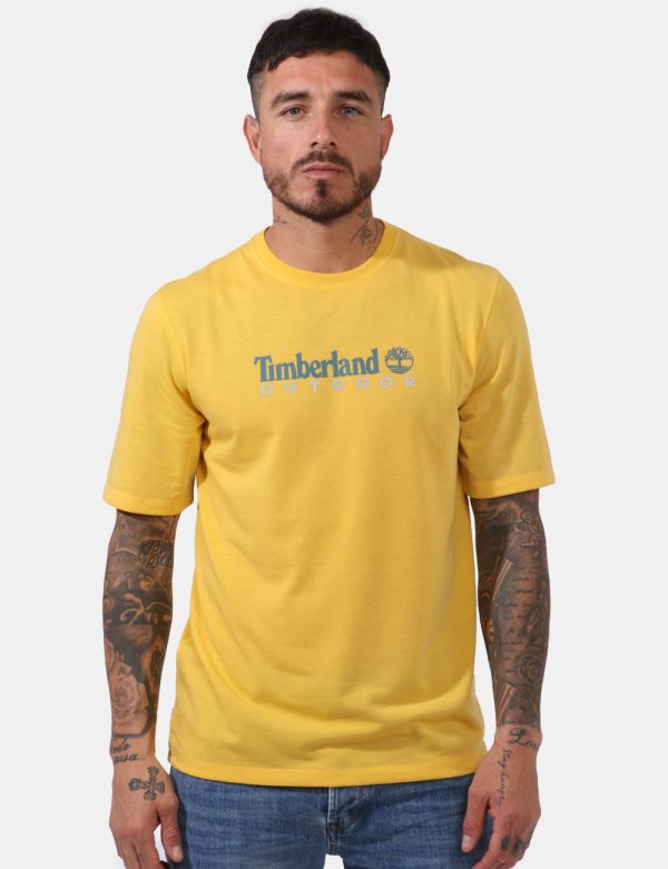 T-shirt Timberland Giallo - T-shirt su sfondo giallo intenso con stampa logo brand in tinta coordinata. La vestibilità è mor