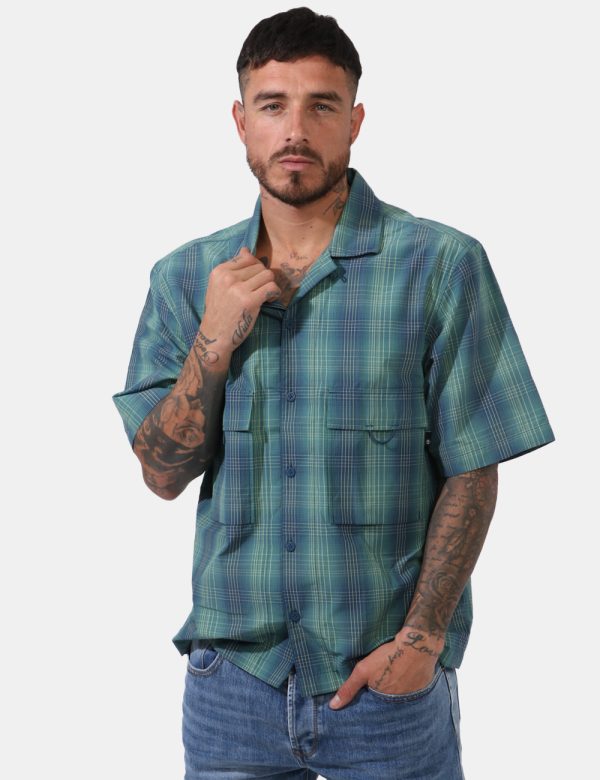 Camicie Timberland Verde - Camicia classica a maniche corte in fantasia quadrettata ed in tinta verde, blu e gialla. Present