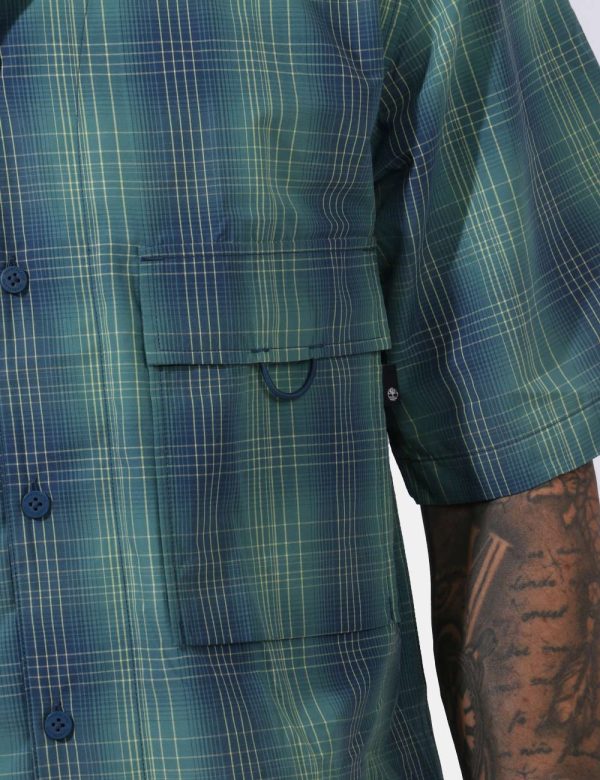 Camicie Timberland Verde - Camicia classica a maniche corte in fantasia quadrettata ed in tinta verde, blu e gialla. Present