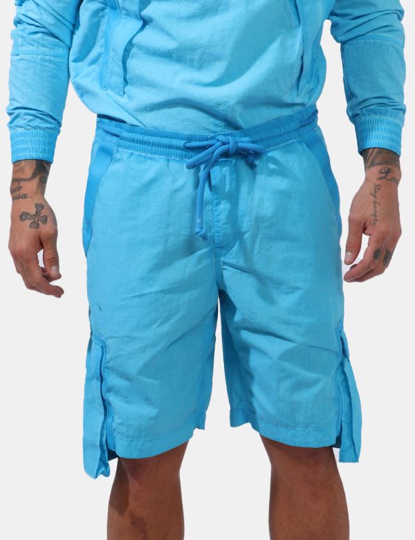 Bermuda Timberland Azzurro - Bermuda in total azzurro intenso. Presenti tasche a taglio trasversale più tasche a toppa later