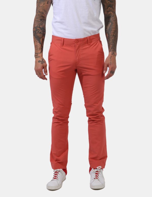 Pantaloni Timberland Rosso - Pantaloni leggeri in total rosso mattone.Presenti tasche a taglio trasversale sul fronte e tasc