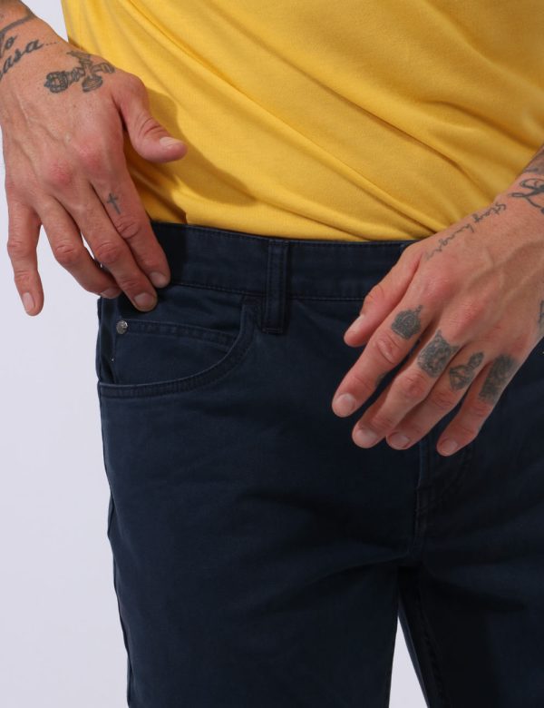 Jeans Timberland Jeans - Jeans in total blu denim scuro con tasche sagomate sul fronte e tasche a toppa sul retro. La vestib
