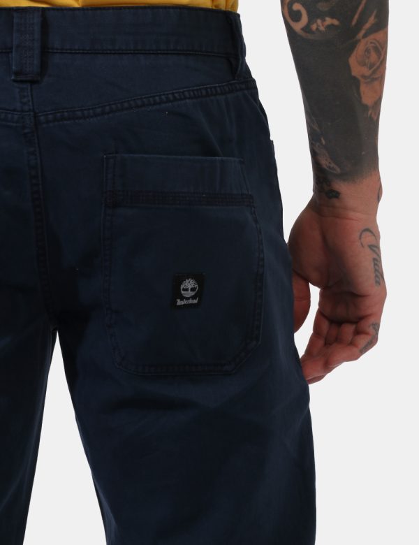 Jeans Timberland Jeans - Jeans in total blu denim scuro con tasche sagomate sul fronte e tasche a toppa sul retro. La vestib