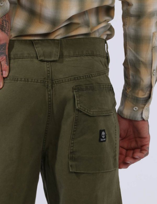 Pantaloni Timberland Verde - Pantaloni simil jeans in total verde militare.Presenti tasche a taglio trasversale sul fronte e