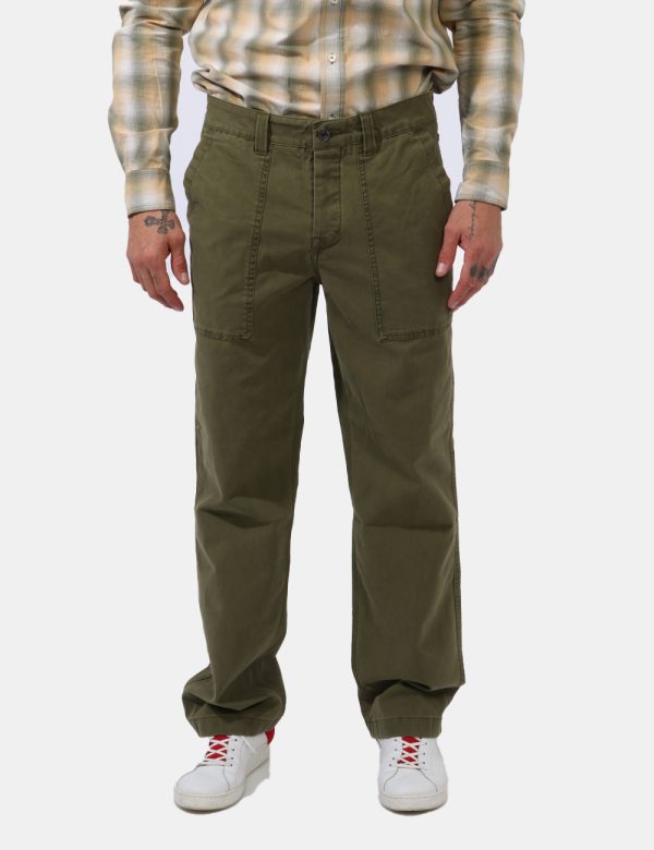 Pantaloni Timberland Verde - Pantaloni simil jeans in total verde militare.Presenti tasche a taglio trasversale sul fronte e