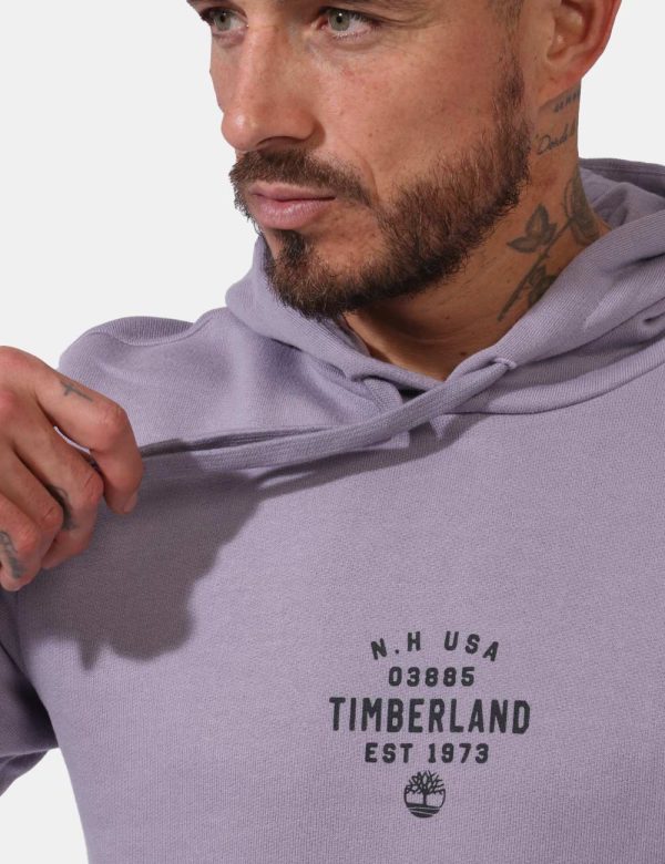 Felpa Timberland Viola - Felpa con cappuccio in total lilla. Presente stampa logo brand sul fronte in nero. La vestibilità è