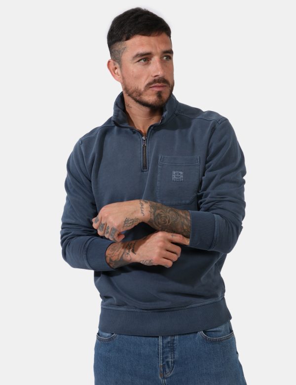 Felpa Timberland Blu - Felpa in total blu slavato con collo alto. Presente taschino a taglio trasversale. La vestibilità è m