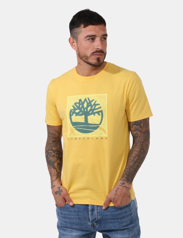 T-shirt Timberland Giallo - T-shirt su sfondo giallo intenso con ampia stampa logo brand in tinta coordinata. La vestibilità