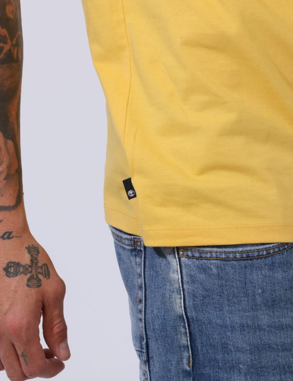 T-shirt Timberland Giallo - T-shirt su sfondo giallo intenso con ampia stampa logo brand in tinta coordinata. La vestibilità
