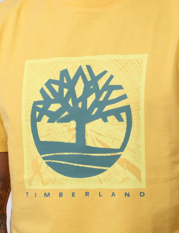 T-shirt Timberland Giallo - T-shirt su sfondo giallo intenso con ampia stampa logo brand in tinta coordinata. La vestibilità