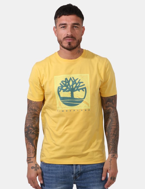 T-shirt Timberland Giallo - T-shirt su sfondo giallo intenso con ampia stampa logo brand in tinta coordinata. La vestibilità