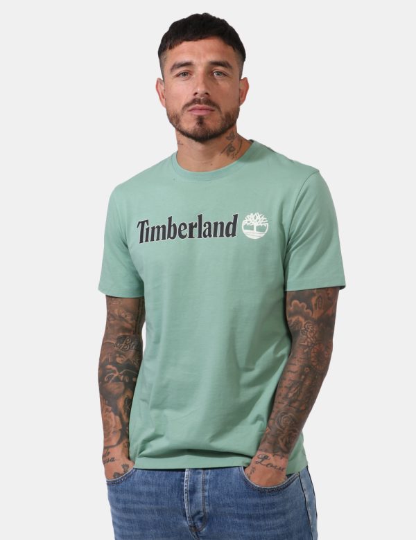 T-shirt Timberland Verde - T-shirt su sfondo verde chiaro con ampia stampa logo brand in tinta coordinata. La vestibilità è