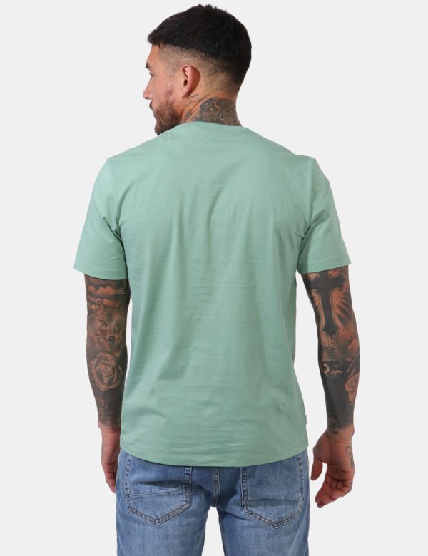 T-shirt Timberland Verde - T-shirt su sfondo verde chiaro con ampia stampa logo brand in tinta coordinata. La vestibilità è