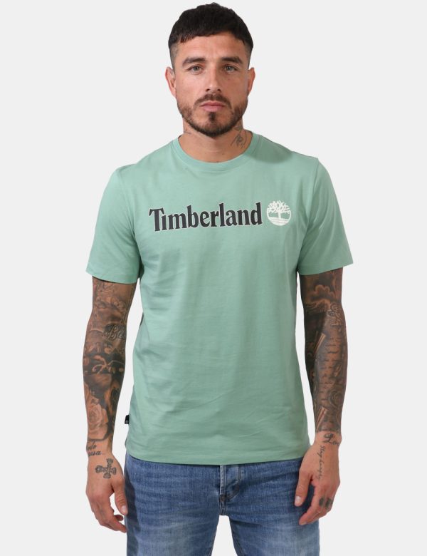 T-shirt Timberland Verde - T-shirt su sfondo verde chiaro con ampia stampa logo brand in tinta coordinata. La vestibilità è