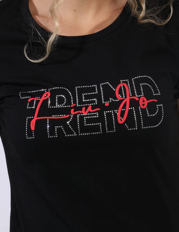 T-shirt Liu-Jo Nero - T-shirt su base nera con stampa 'Trend' più logo brand in glitter argentati e rosso. La vestibilità è