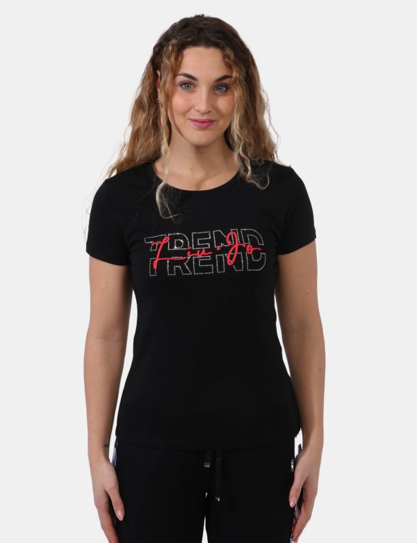 T-shirt Liu-Jo Nero - T-shirt su base nera con stampa 'Trend' più logo brand in glitter argentati e rosso. La vestibilità è
