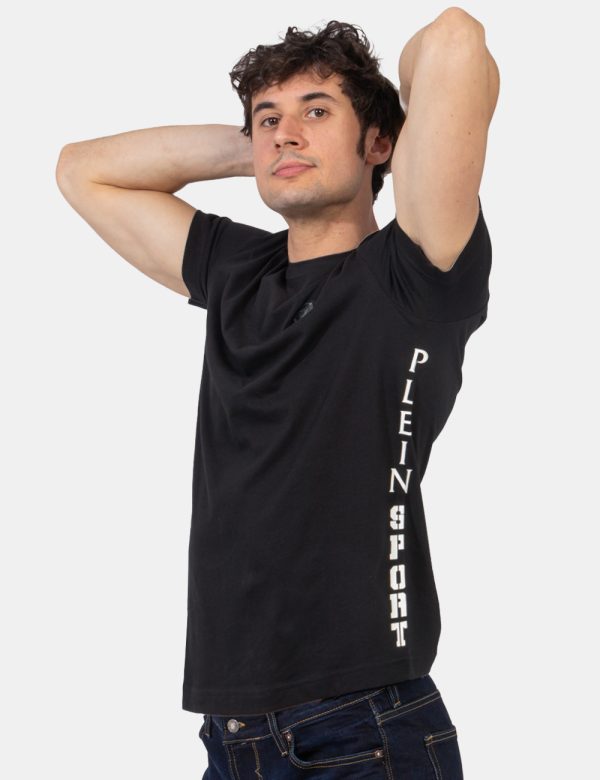 T-shirt Plein Sport Nero - T-shirt classica in total nero con piccolo patch logo brand ad altezza cuore più stampa laterale