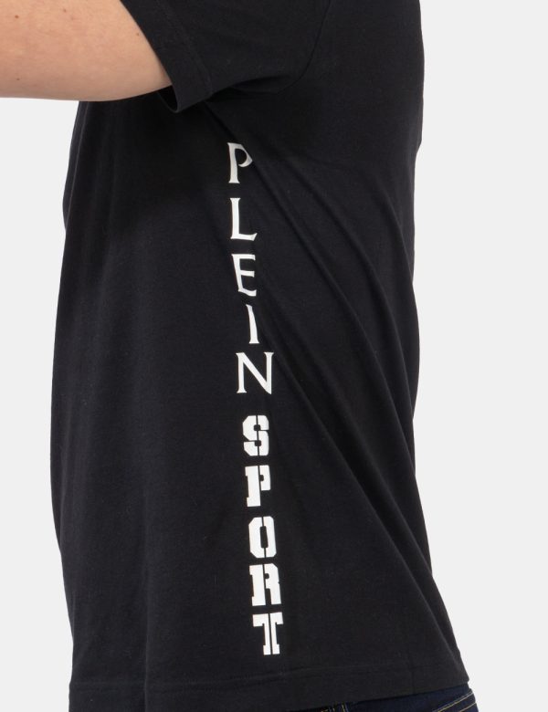T-shirt Plein Sport Nero - T-shirt classica in total nero con piccolo patch logo brand ad altezza cuore più stampa laterale