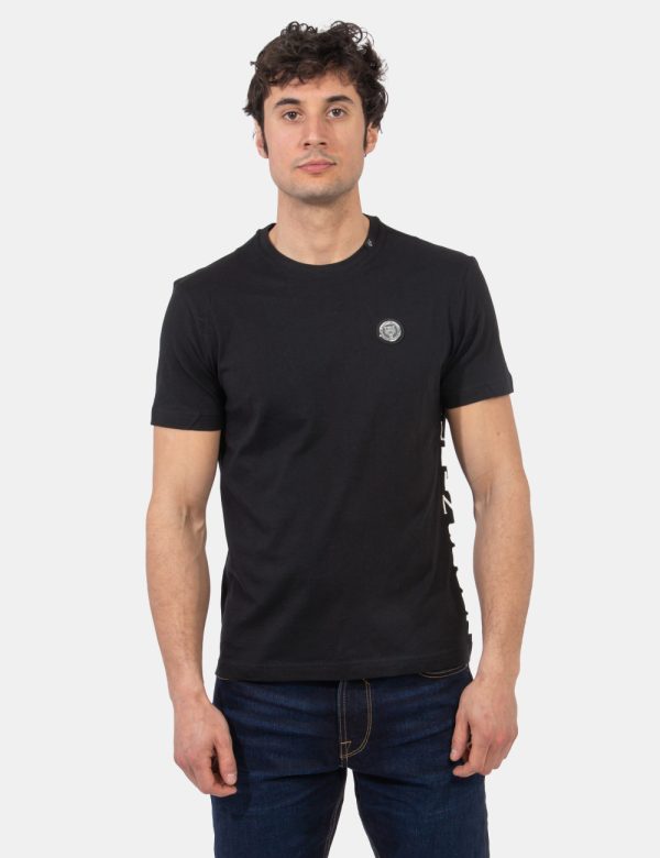 T-shirt Plein Sport Nero - T-shirt classica in total nero con piccolo patch logo brand ad altezza cuore più stampa laterale