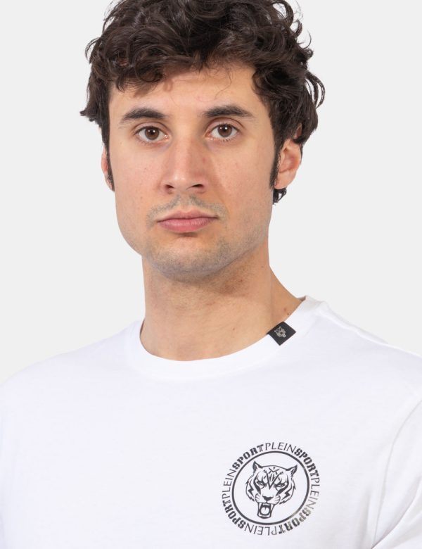 T-shirt Plein Sport Bianco - T-shirt classica in total bianco con piccola stampa logo brand ad altezza cuore. La vestibilità