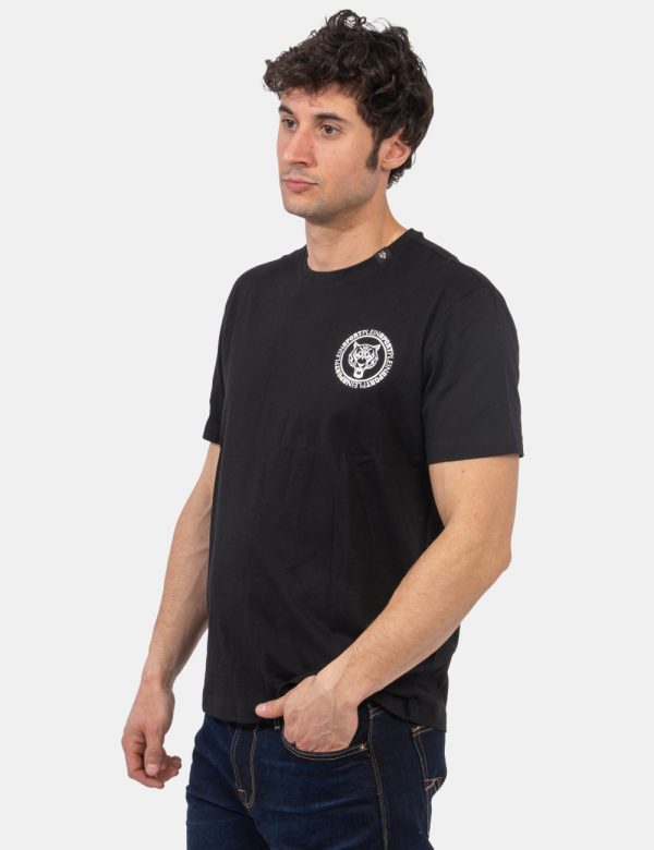 T-shirt Plein Sport Nero - T-shirt classica in total nero con piccola stampa logo brand ad altezza cuore. La vestibilità è m