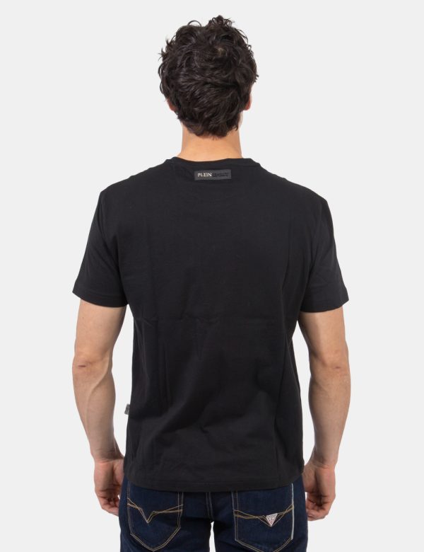 T-shirt Plein Sport Nero - T-shirt classica in total nero con piccola stampa logo brand ad altezza cuore. La vestibilità è m