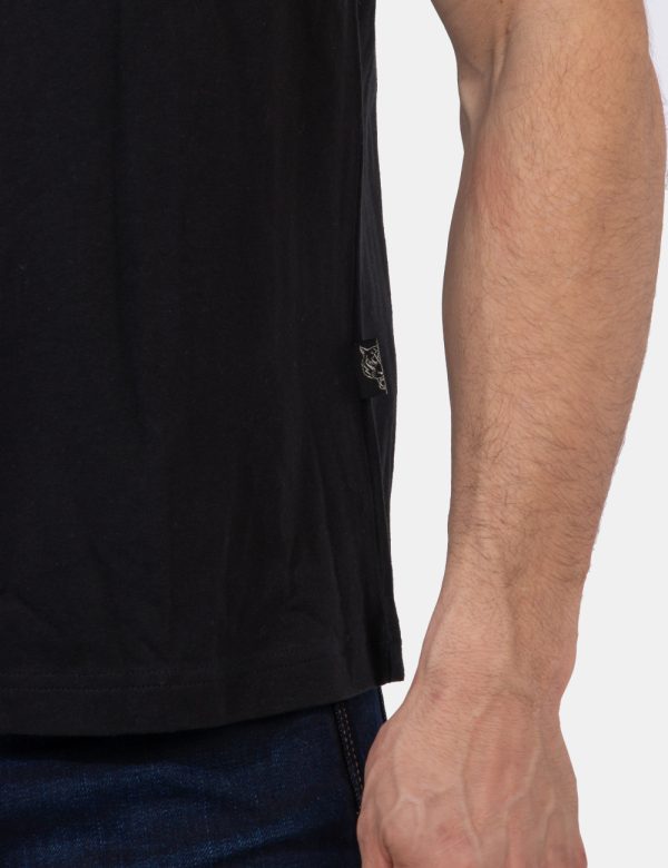 T-shirt Plein Sport Nero - T-shirt classica in total nero con piccola stampa logo brand ad altezza cuore. La vestibilità è m