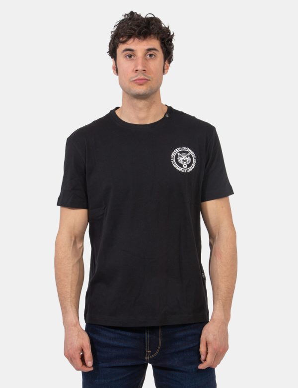 T-shirt Plein Sport Nero - T-shirt classica in total nero con piccola stampa logo brand ad altezza cuore. La vestibilità è m