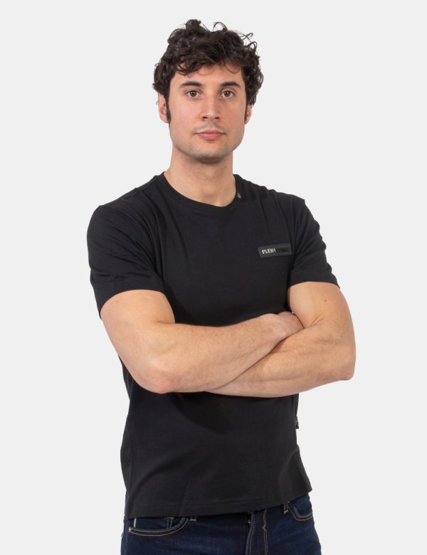 T-shirt Plein Sport Nero - T-shirt classica in total nero con piccolo patch logo brand ad altezza cuore, più stampa grande s